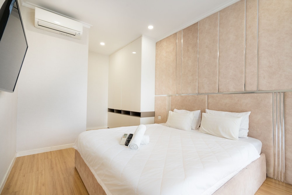 Jennifer House - Millenium Apartment