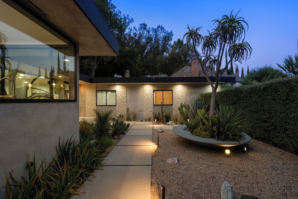 Valea Estate - Secluded Beverly Hills Retreat 1-acre Oasis