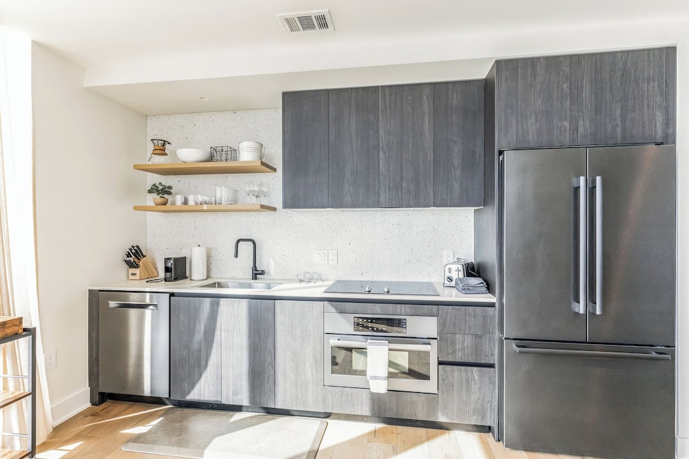 High Rise Luxury Condo With Lake & City Views - Image 4