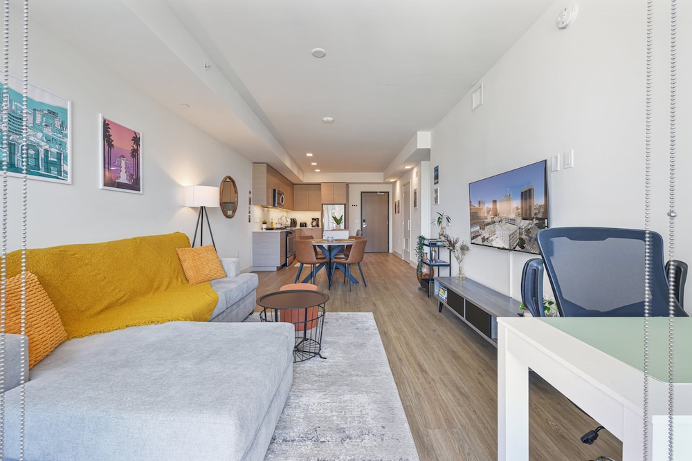 NEW Upscale Downtown San Diego Stay Queen Bed Pool Sauna