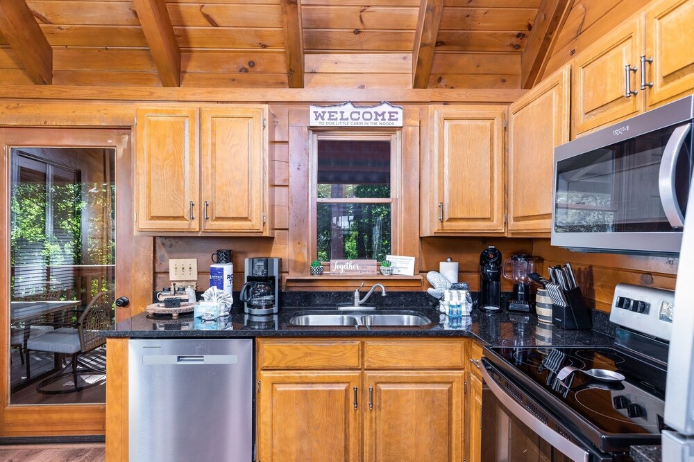 Er76 - Bear Tracks - Great Location! Close To All The Action! 2 Bedroom Cabin by RedAwning view 5
