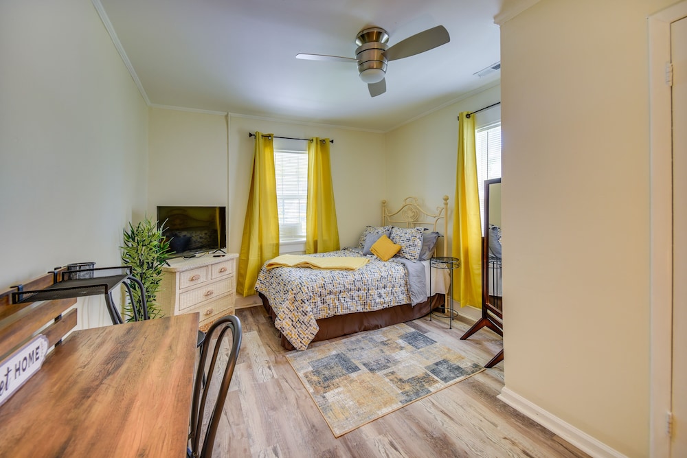 Charming Newport News Cottage < 1 Mi to Ocean! view 3