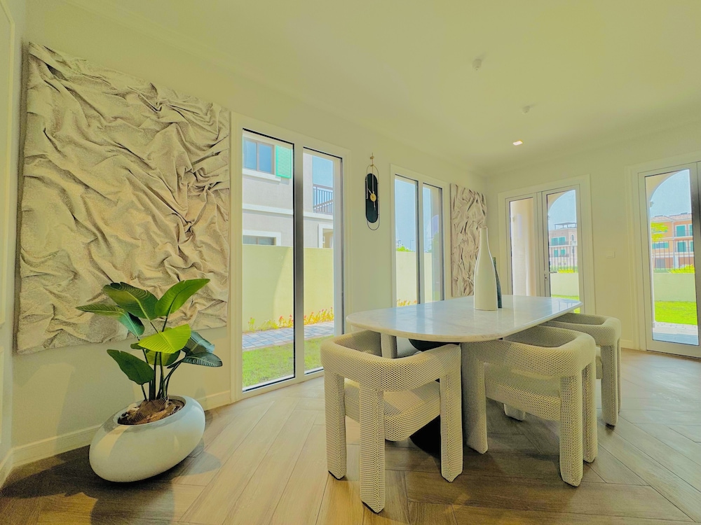 Venduras - Spacious 4BR Villa in La Mer