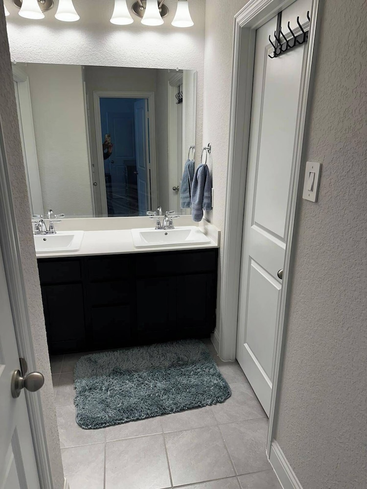 Spacious 2Br w/ Fireplace - Sleeps 4 - Bbq - Lake