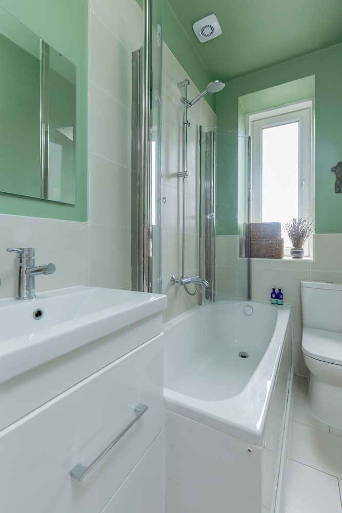 Edinburgh Castle Views Stylish 2BD Flat Sleeps 4