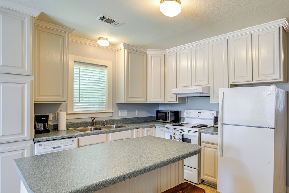 7 Mi to Ole Miss: Quiet Rural Retreat w/ Yard!