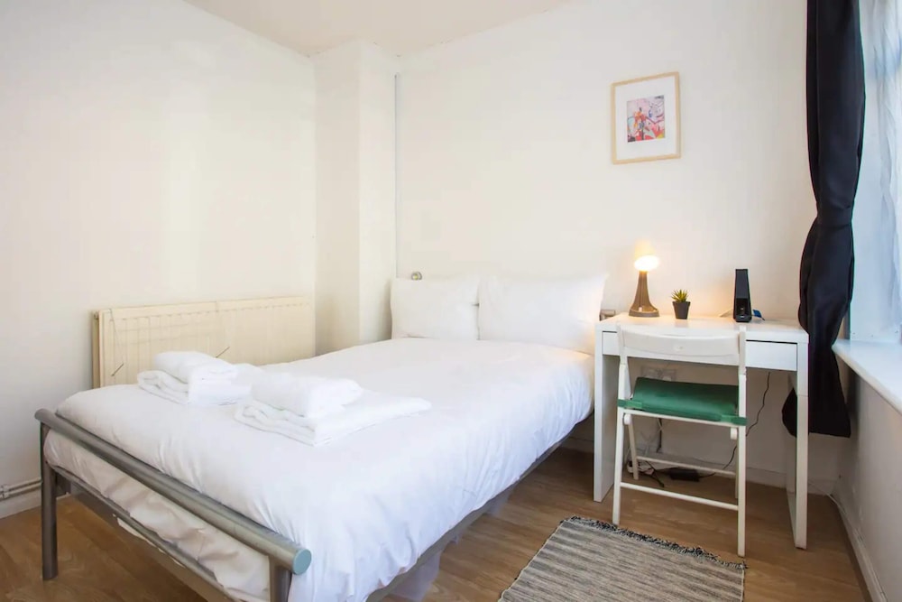 Stylish 4BD House With Private Garden - Stratford