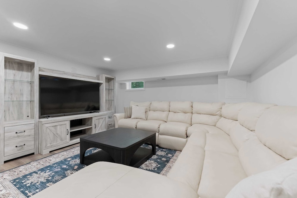 Lake Days by Avantstay Hot Tub + Firepit + Game Room & Private Dock Access