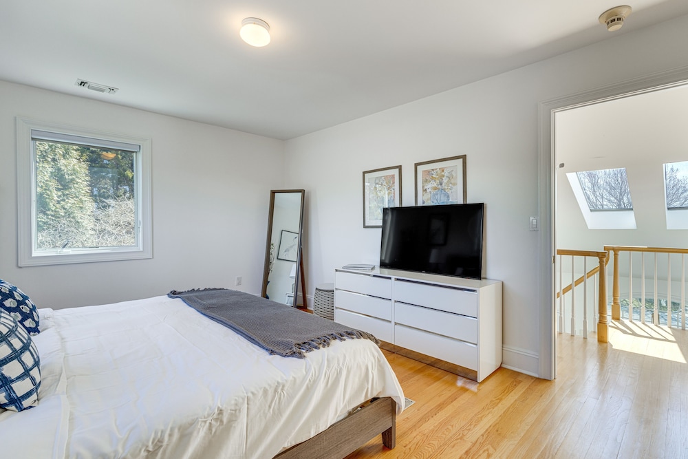 Hamptons Home Near Beaches w/ Pool & Water Views! view 3