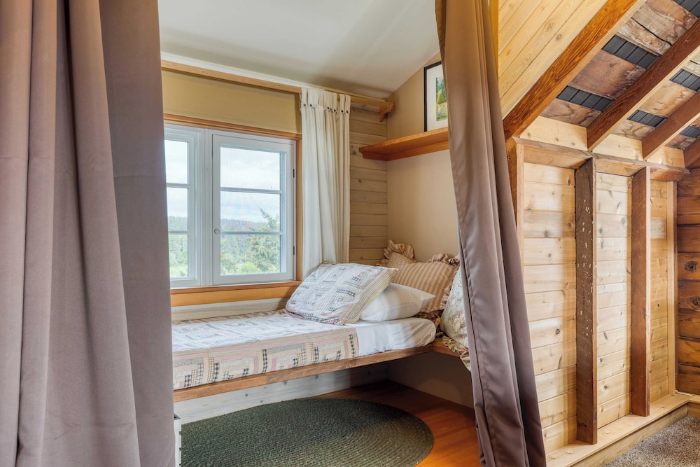 Maxwelton Aerie Bluffside Retreat w/ Sweeping Puget Sound Views + Firepit