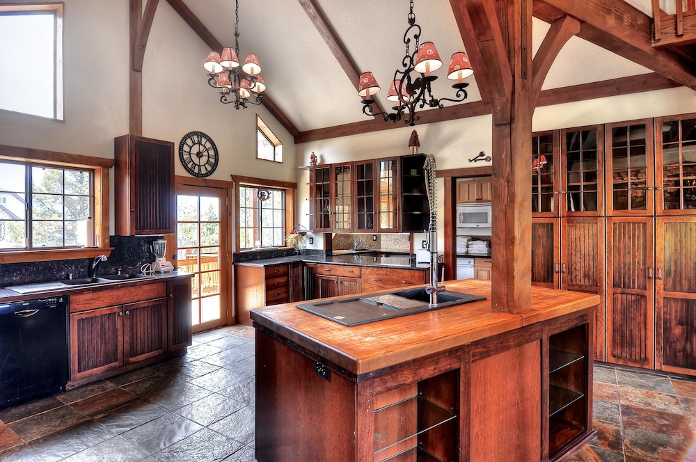 No 2 Luxurious Castle Glen Estate