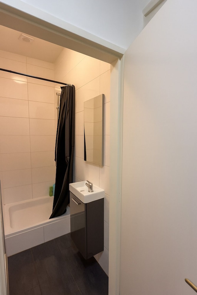 Cozy 1BR Apt with Lounge Central Vienna