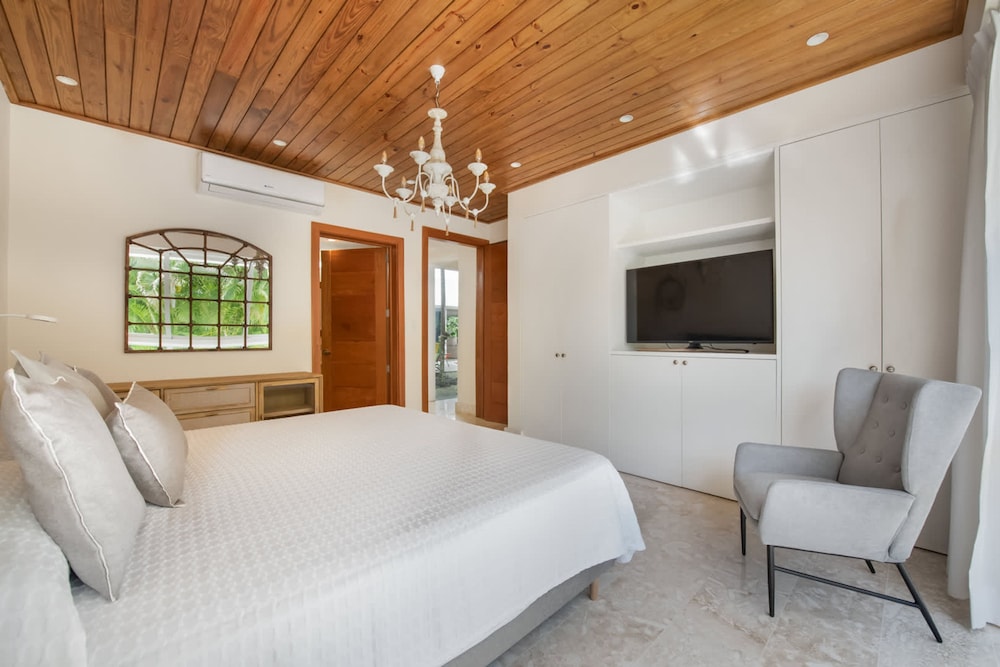 Modern Luxury 6 BR Tropical Retreat With Pool