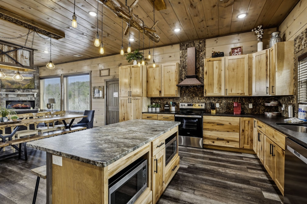 Grand Splash Lodge 6 Bedroom Cabin