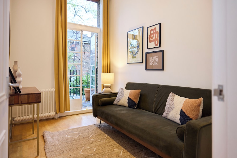 Hampstead Parkside Apartment