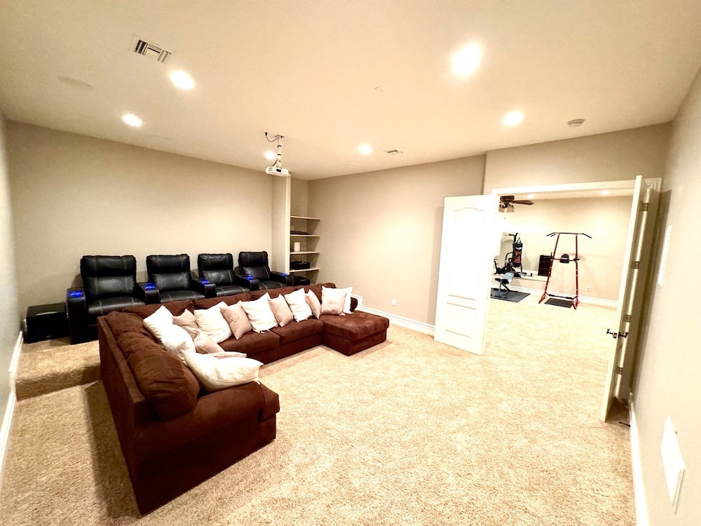 Luxury Home With Slide Pool/spa/movie Theatre 5 Bedroom Home