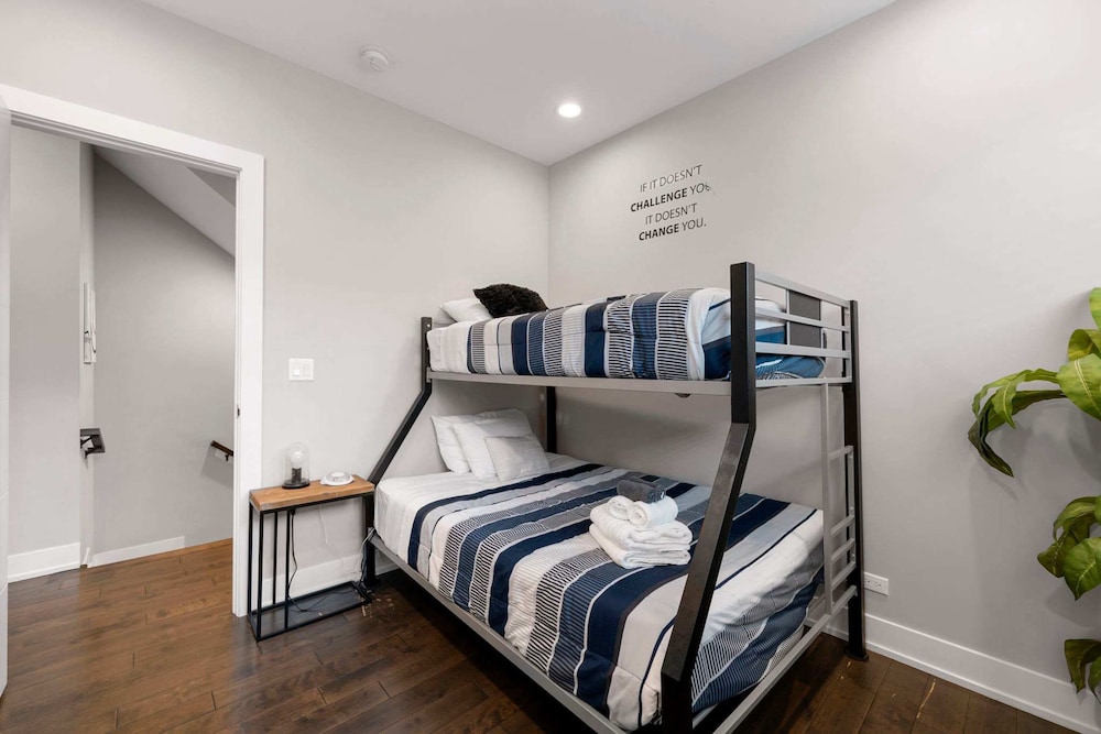 Magnificent NEW Home w 8 Beds Free Parking