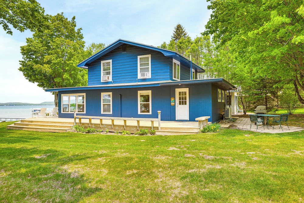 Autumn Escape on Glen Lake: Waterfront Cottage!