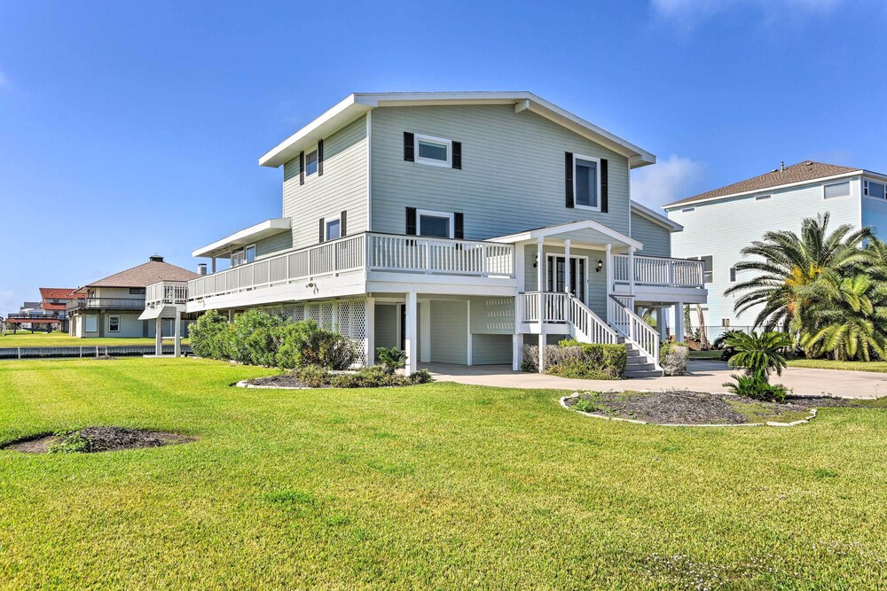 Waterfront Deck: Charming Galveston Home! view 4