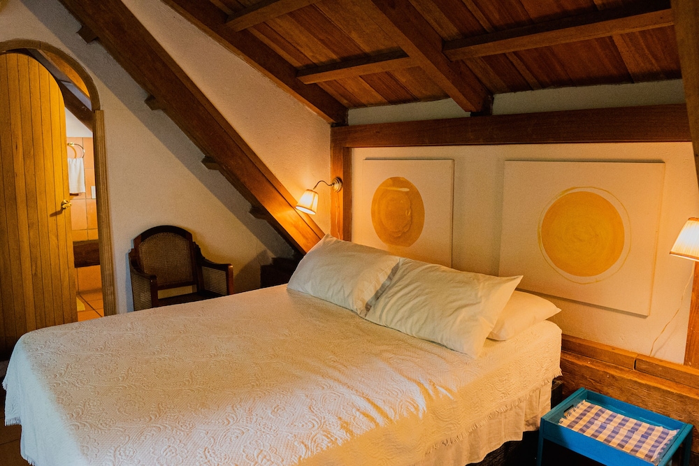 Room in Guest Room - Hrc-7s Hotel Room Near the Historic Center With Pool and Breakfast