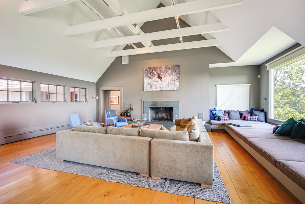 Group-friendly Newbury Stunner: Home Gym, Hot Tub!