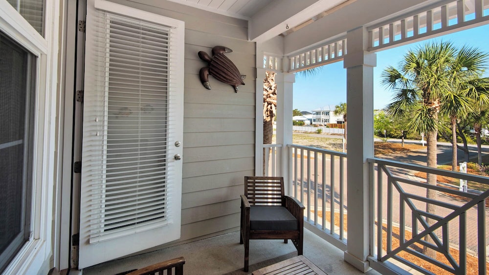 3br/2ba, Sleeps 6, BBQ Grill, Pool, Beach Access + Free Attraction Tickets!