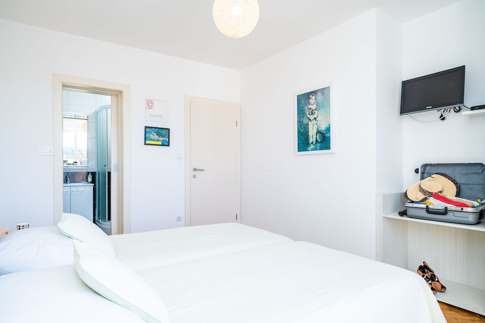 Jele Rooms