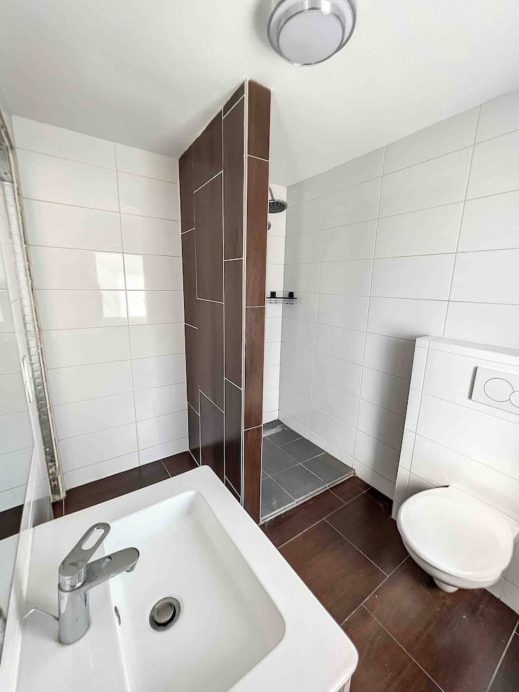 House With Free Parking 15min From The Airport view 4