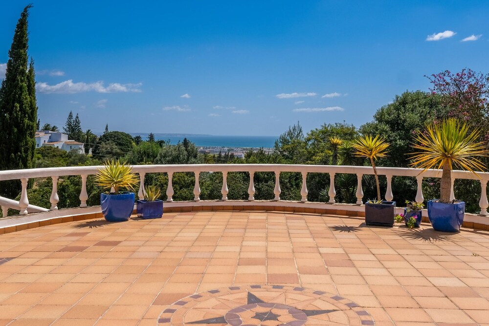 Vale Verde in Lagos With 6 Bedrooms and 4 Bathrooms