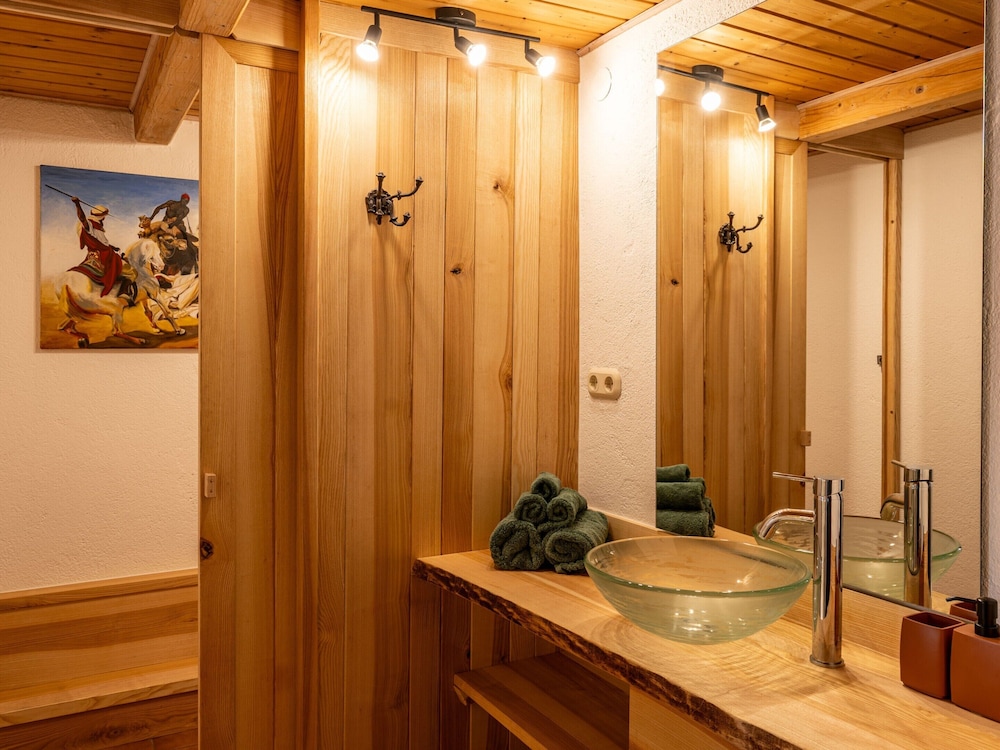 Historic Farmhouse: 200 Years old Meets new