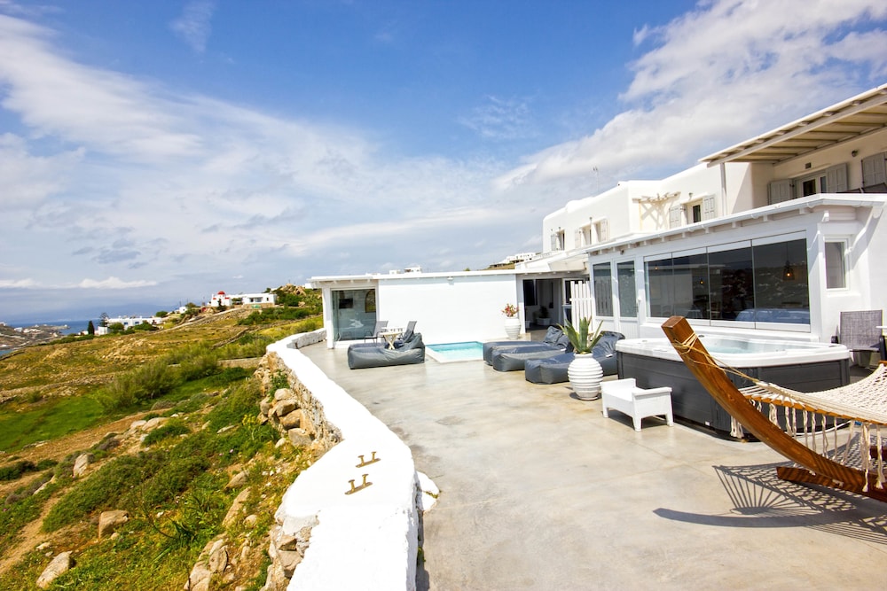 Anixi Lounge Suites - Adults Only