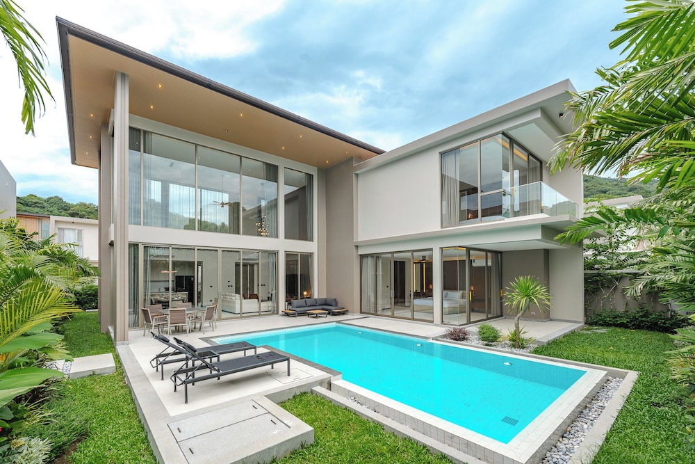 4BR Pool Villa Near Beach V200