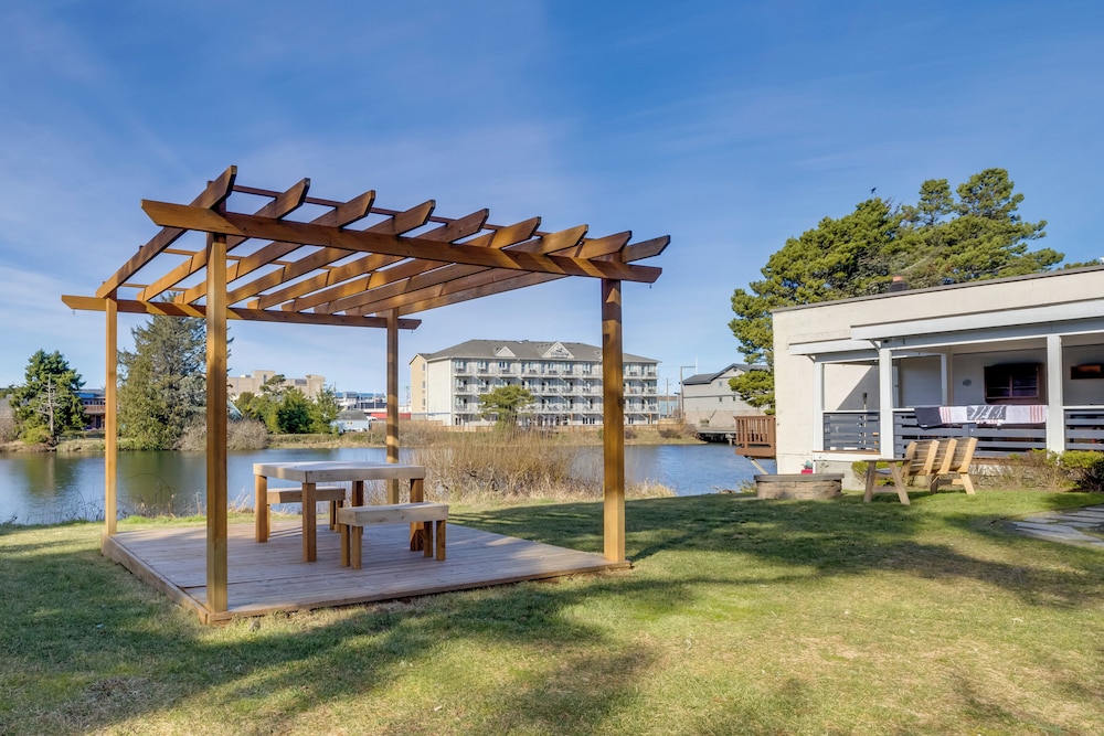 Fire Pit & River View: Serene Stay in Seaside!