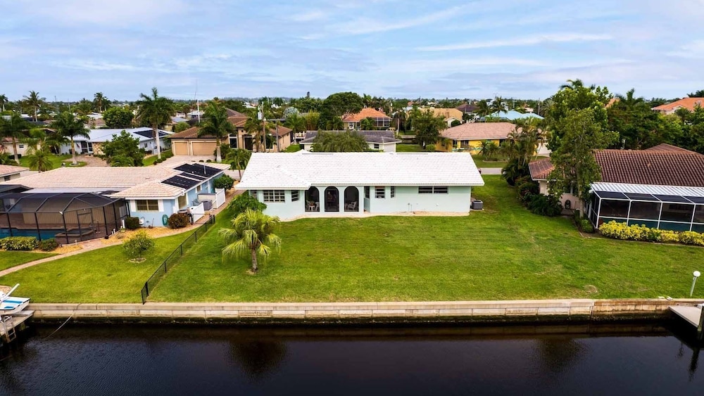 Punta Gorda Isles Canal 2 bedroom Home- Sailboat Access! 15 foot dock! 2 Home
