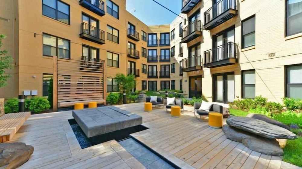 1919 Clarendon by Executive Apartments