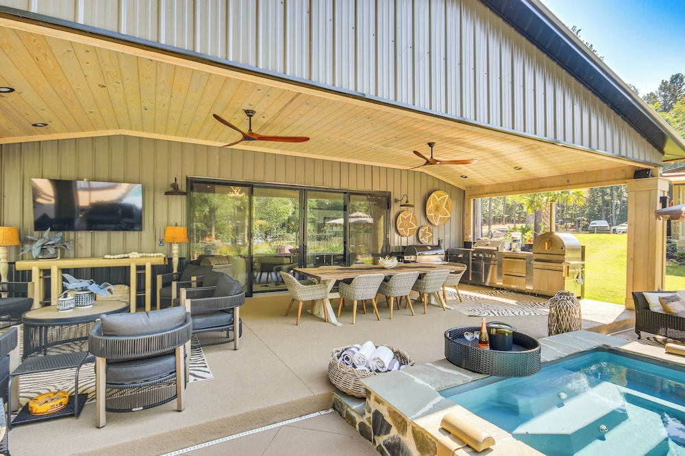 Lake Murray Studio w/ Pool & Hot Tub in Prosperity