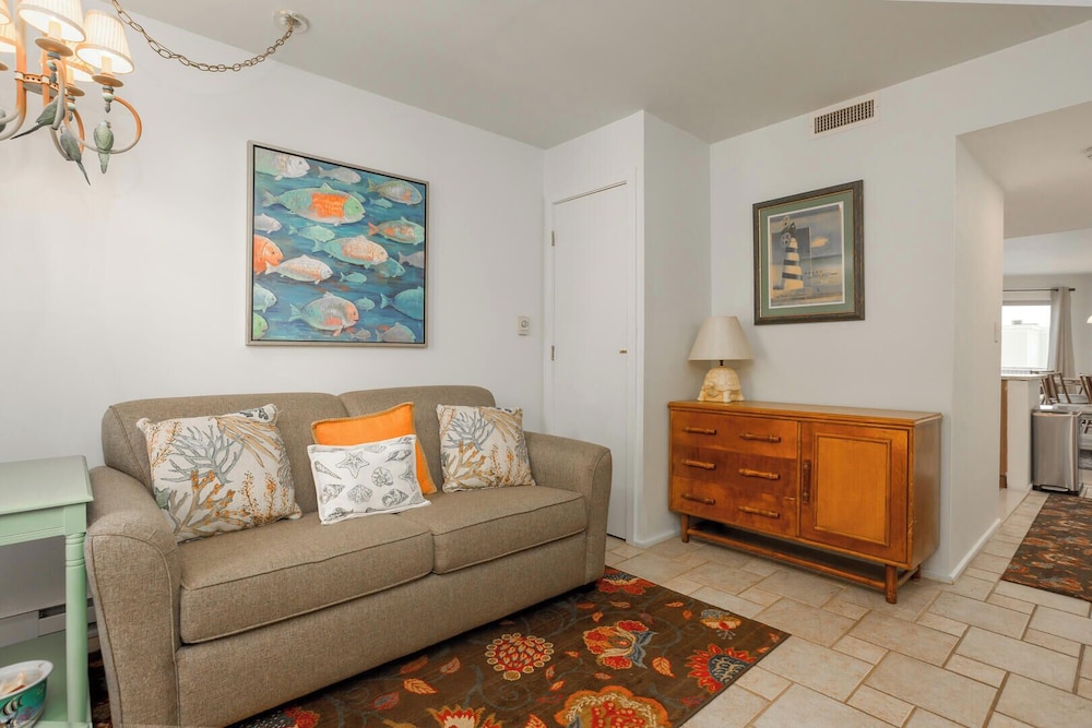 Mariners Court 204