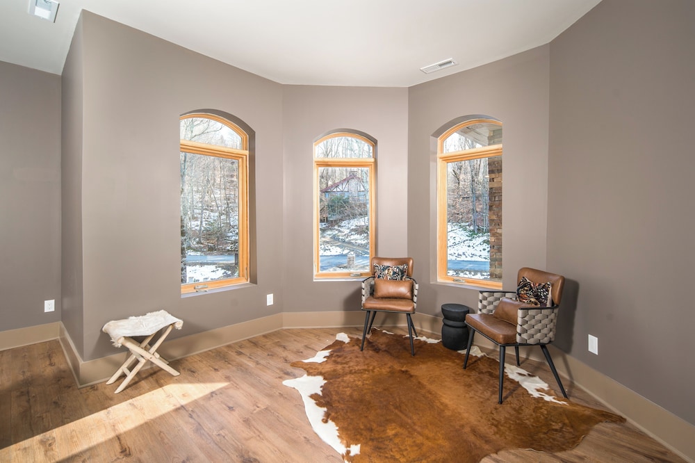 2 Mi to Beech Mtn Resort! 8,000-sq-ft Luxe Escape