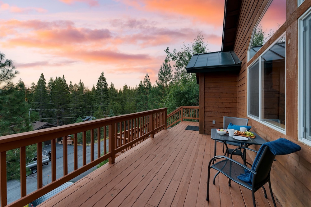 Golden Summit by Avantstay Stunning Secluded Cabin w Access to Tahoe Donner
