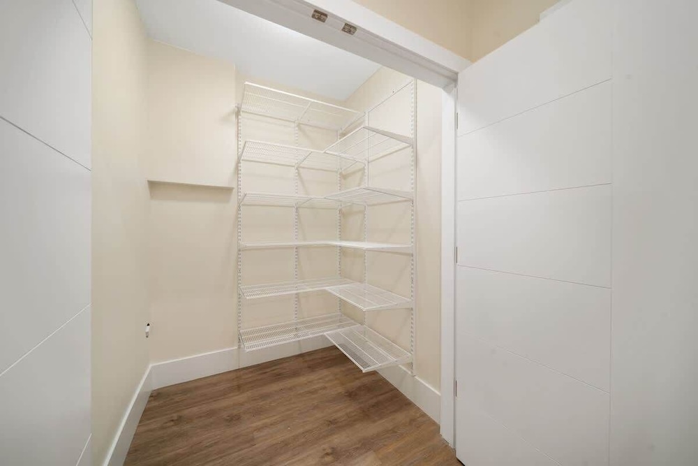 New 3 Bed by United Center w Parking Balcony