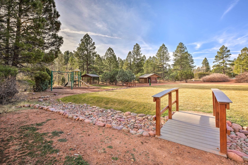 Relaxing Cabin w/ 2 Decks Near Fool Hollow Lake! view 4