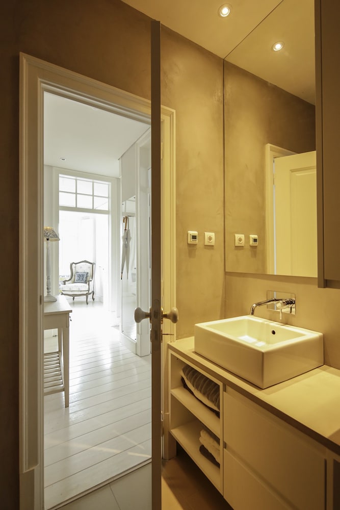 Castelo Apartments by linc