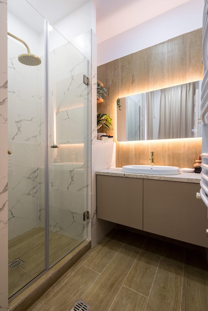 Contemporary Aparthotel 2-BR Flats Near Old Town, Quiet & Serene