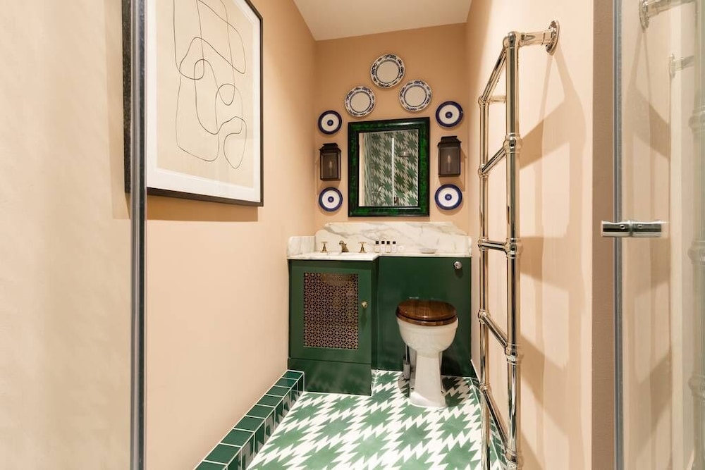 Porchester Square VI by Onefinestay