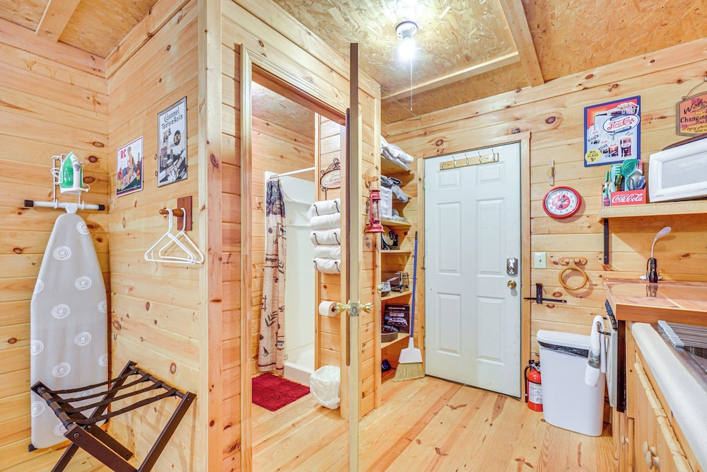 8 Mi to Tellico Plains: House & Cabin Near Trails!