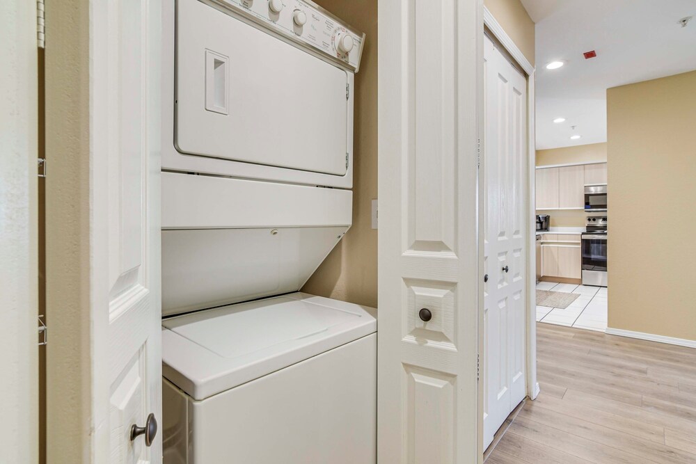 On Thousand Hills Golf Course: Condo w/ Sunroom