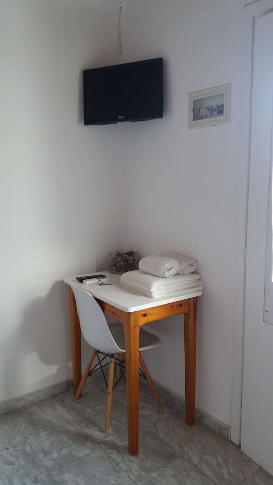 Manos Rooms
