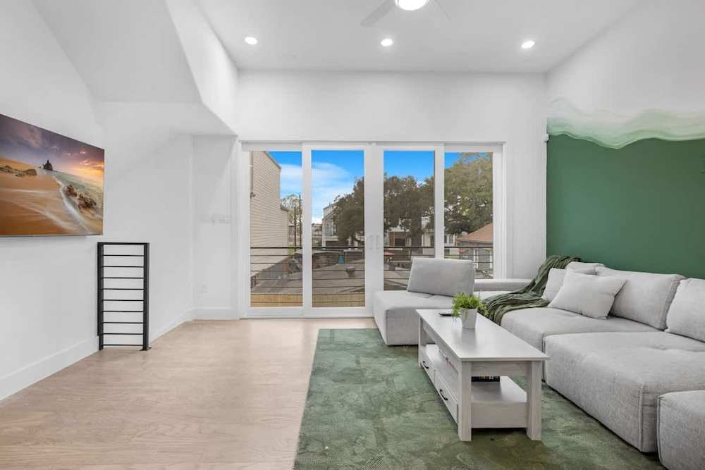 Luxurious 3 Bed3 Bath Near Downtown Houston