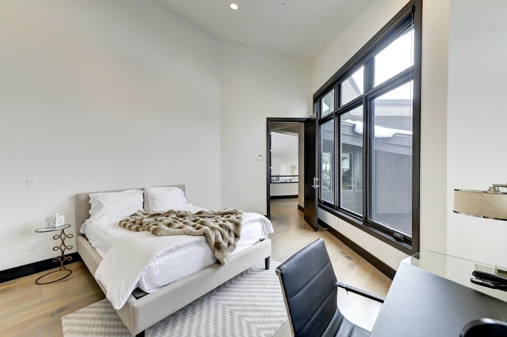 KBM Resorts Walk to Slopes, Sports Court, Private Home Theater, Sleeps 17, Outdoor Hot Tub Pco-184m