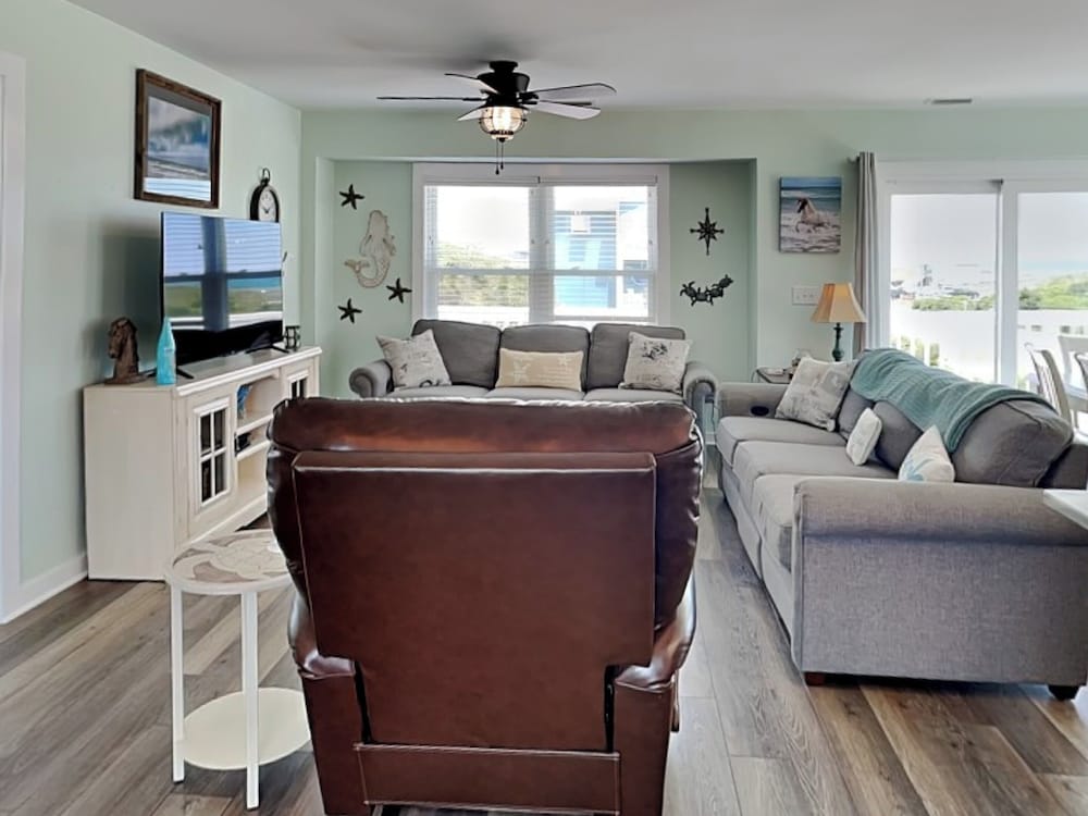 Salty Seahorse by Topsail Realty